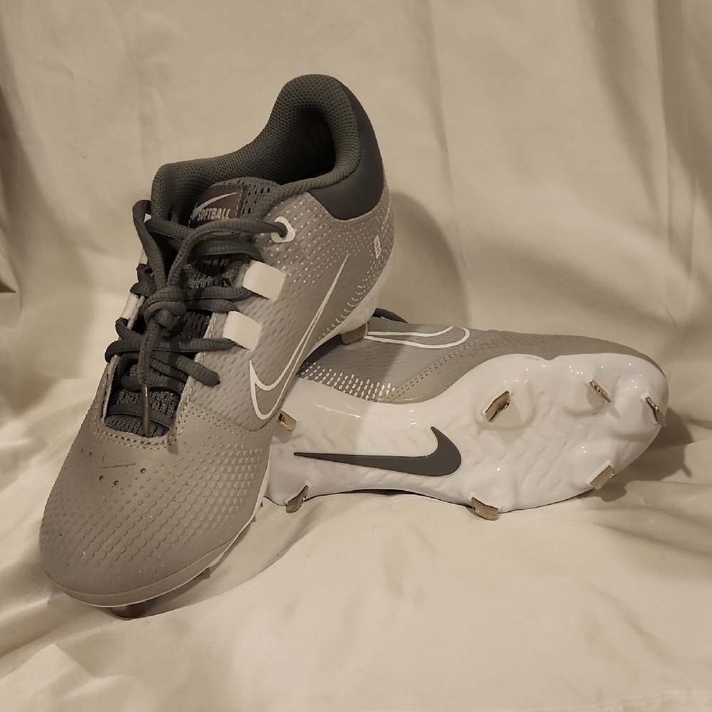 Nike HYPERDIAMOND 4 Women's Athletic Softball Cleats in Gray and White